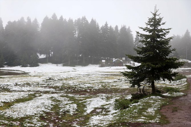 Bolu'nun yüksek kesimlerine kar yağdı