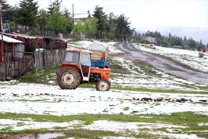 Bolu'nun yüksek kesimlerine kar yağdı