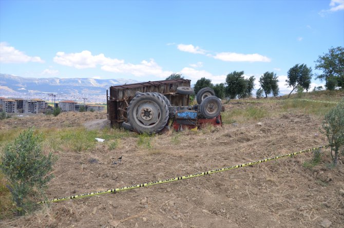 Kahramanmaraş'ta devrilen kum yüklü traktörün altında kalan sürücü öldü