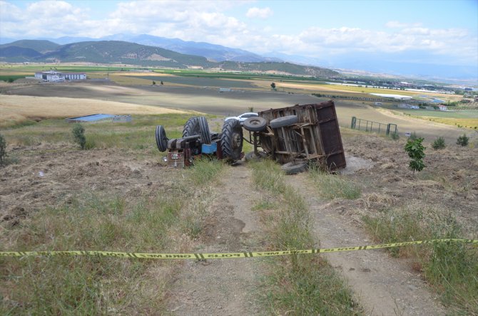 Kahramanmaraş'ta devrilen kum yüklü traktörün altında kalan sürücü öldü