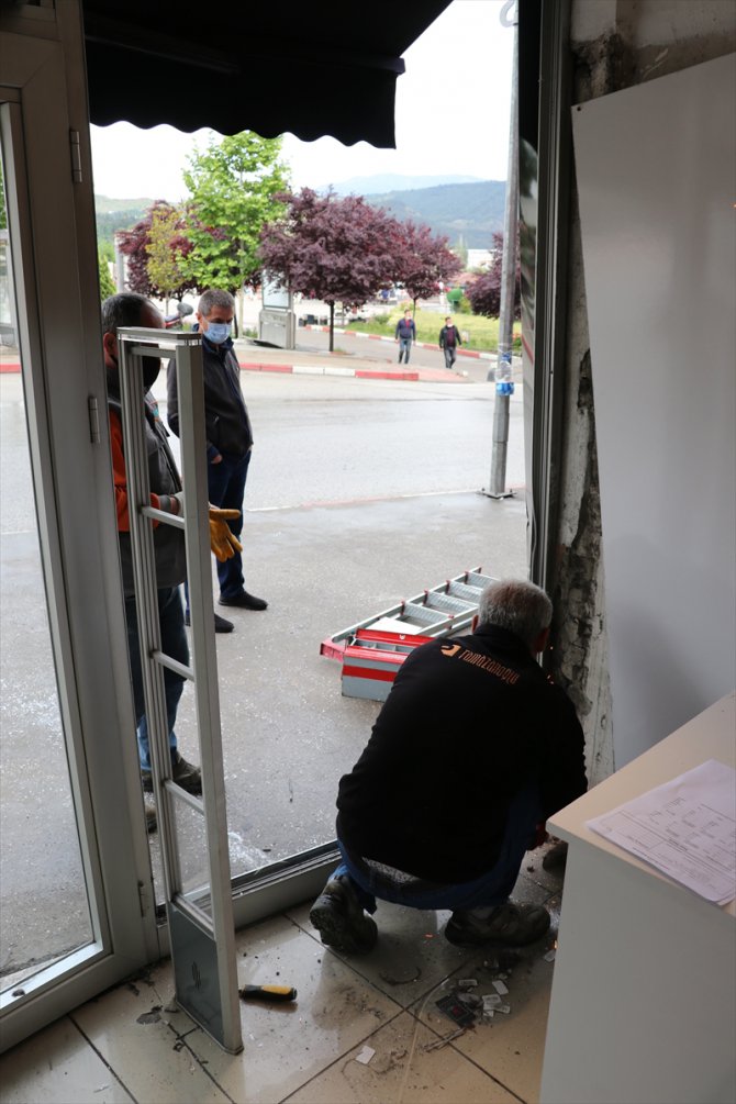 Karabük'te el freni çekilmeden bırakılan otomobil mağazaya girdi