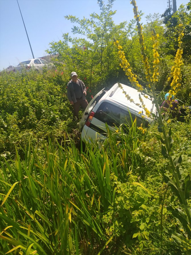 Samsun'da hafif ticari araç devrildi: 5 yaralı