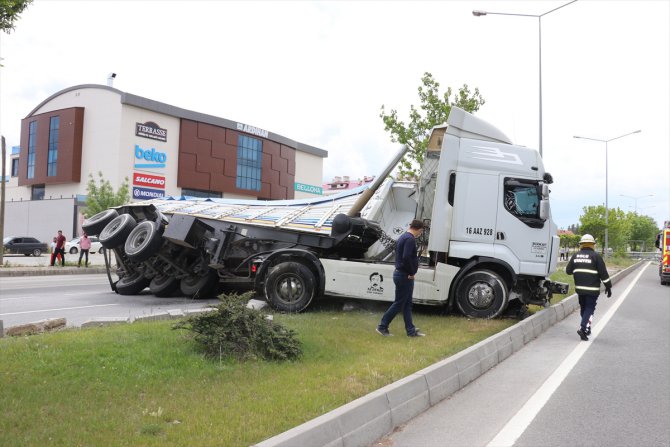 Bolu'da damperi açılan kamyonun çarptığı EDS direği yola devrildi