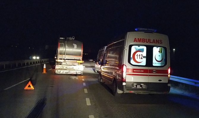 Sakarya'da süt tankeri ile otomobil çarpıştı: 3 yaralı