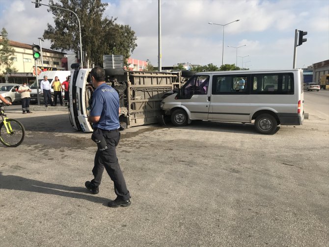 Adana'da dolmuş ile minibüs çarpıştı: 5 yaralı