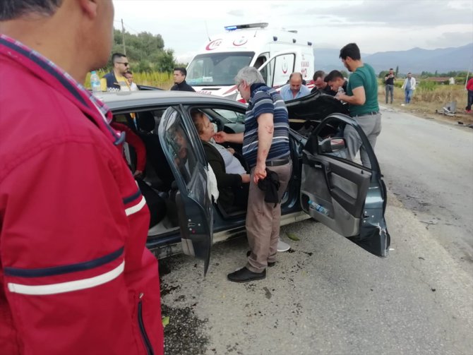 İzmir'de otomobille kamyonetin çarpışması sonucu 5 kişi yaralandı