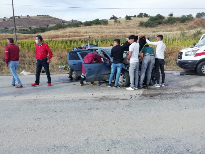 İzmir'de otomobille kamyonetin çarpışması sonucu 5 kişi yaralandı