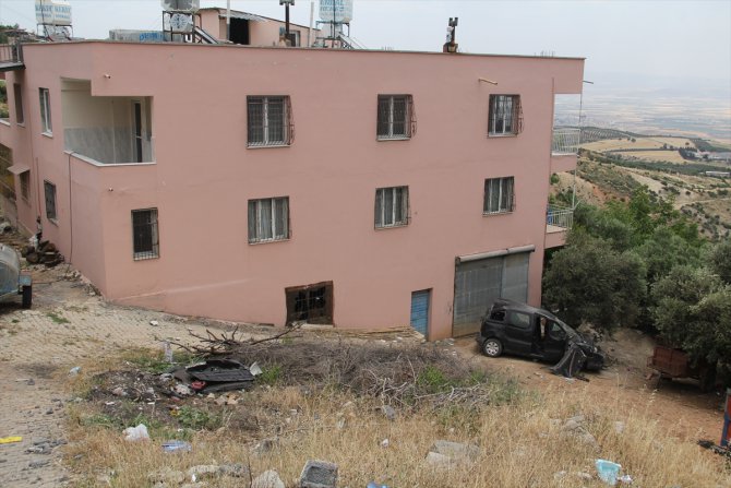 Hatay'da evin bahçesine devrilen hafif ticari aracın sürücüsü yaralandı