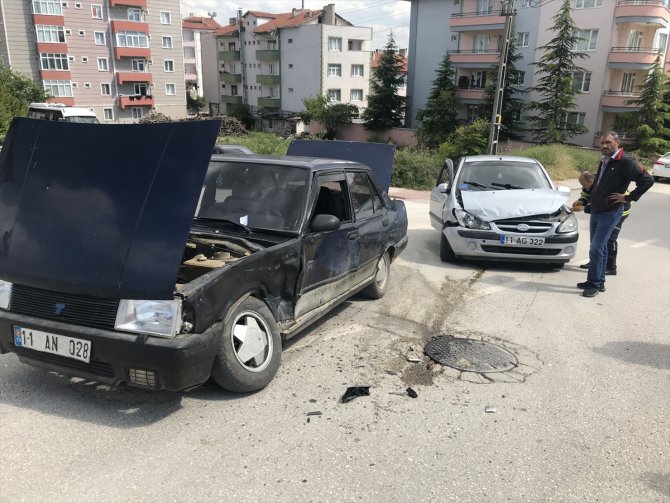 Bilecik'te iki otomobil çarpıştı: 3 yaralı