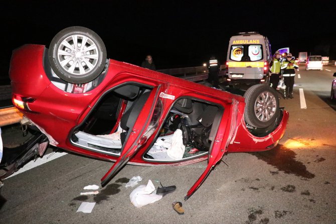 Bariyerlere ve önündeki araca çarpan otomobil takla attı: 5 yaralı