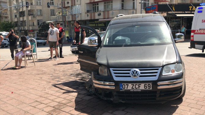 Adana'da otomobille hafif ticari araç çarpıştı: 4 yaralı