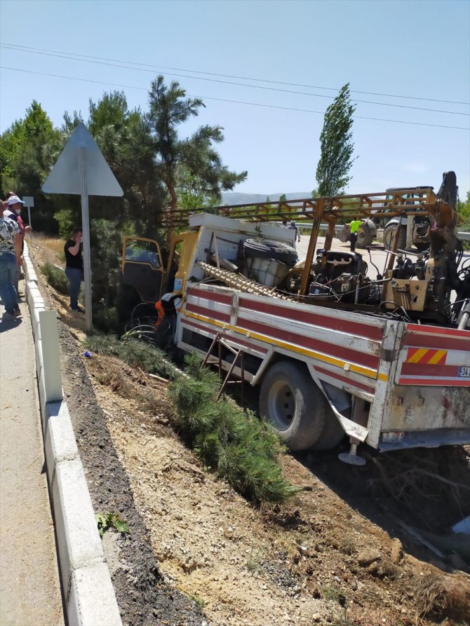 Isparta'da kamyon şarampole devrildi: 3 yaralı