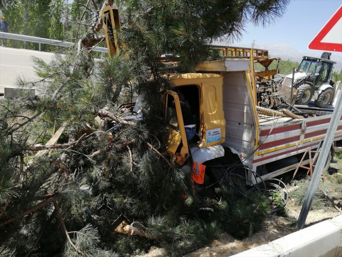 Isparta'da kamyon şarampole devrildi: 3 yaralı