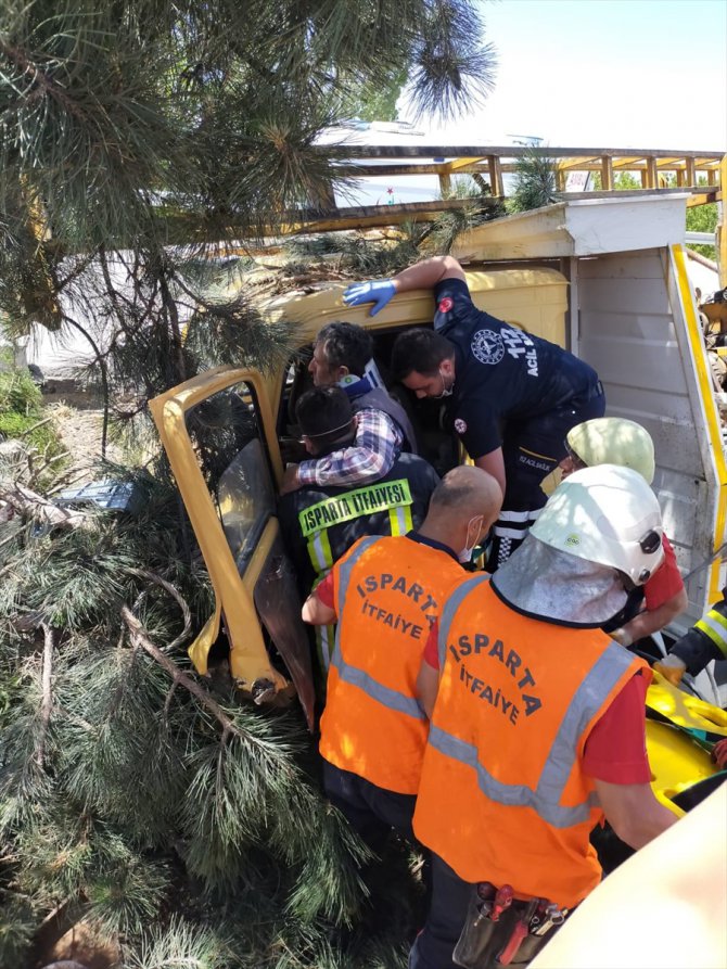 Isparta'da kamyon şarampole devrildi: 3 yaralı