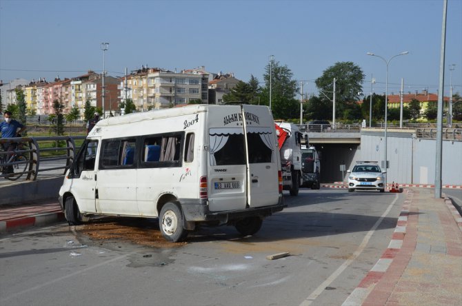 Karaman'da tarım işçilerini taşıyan minibüs devrildi: 4 yaralı