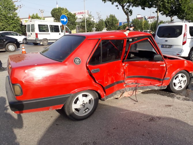 Denizli'de otomobille polis aracının çarpışması sonucu 5 kişi yaralandı