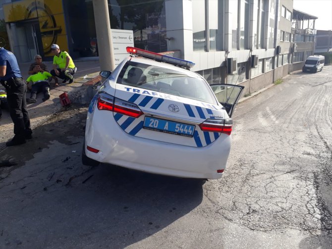 Denizli'de otomobille polis aracının çarpışması sonucu 5 kişi yaralandı