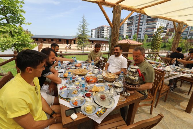 MKE Ankaragücü Başkanı Fatih Mert ve yönetim kurulu takımla kahvaltı yaptı