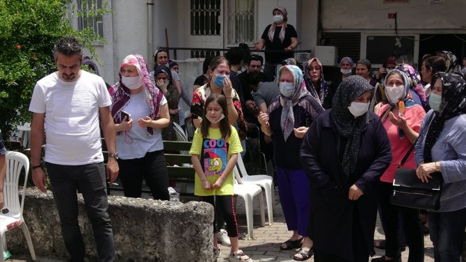 Adana'da kazada hayatını kaybeden çift yan yana toprağa verildi