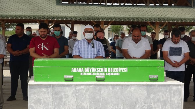 Adana'da kazada hayatını kaybeden çift yan yana toprağa verildi