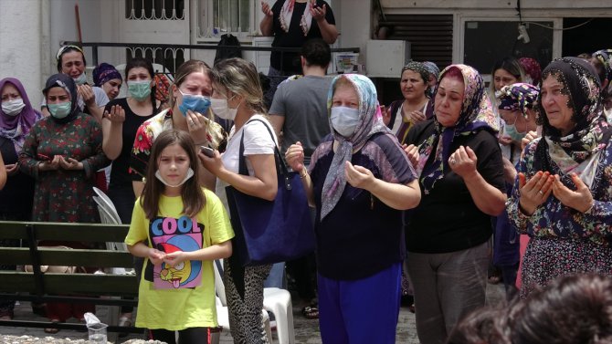 Adana'da kazada hayatını kaybeden çift yan yana toprağa verildi