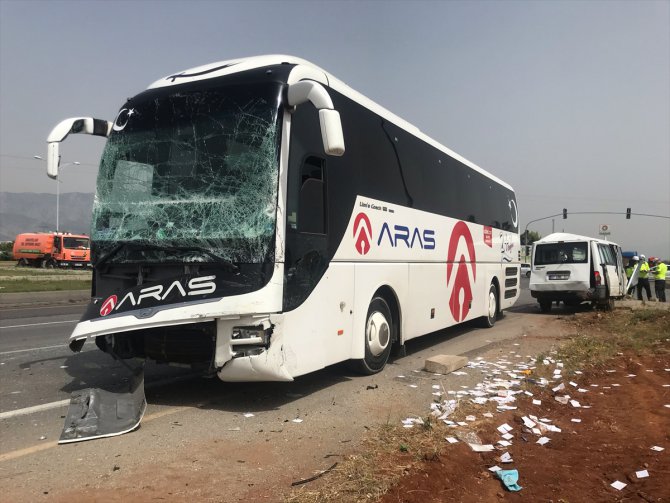 Antalya'da yolcu otobüsü ile çarpışan minibüsün sürücüsü hayatını kaybetti