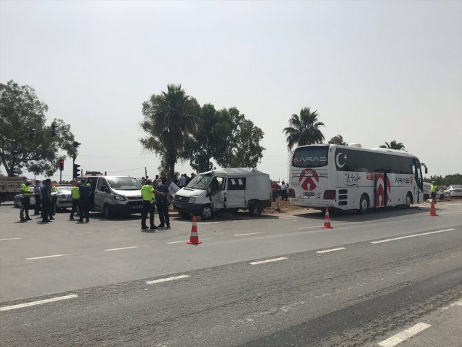 Antalya'da yolcu otobüsü ile çarpışan minibüsün sürücüsü hayatını kaybetti