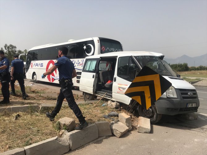 Antalya'da yolcu otobüsü ile çarpışan minibüsün sürücüsü hayatını kaybetti