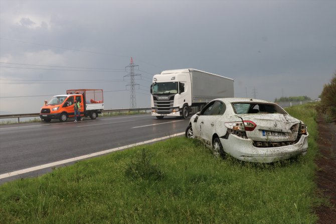 Takla atan araçtan emniyet kemeri sayesinde yara almadan kurtuldu