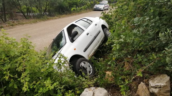 Adana'da şarampole devrilen otomobildeki 3 kişi yaralandı