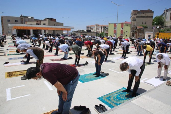 Cuma namazı Diyarbakır, Siirt ve Şırnak'ta salgın sonrası üçüncü kez kılındı