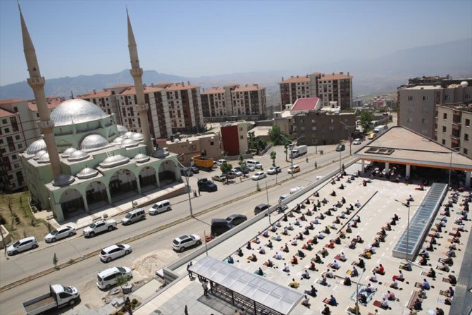 Cuma namazı Diyarbakır, Siirt ve Şırnak'ta salgın sonrası üçüncü kez kılındı