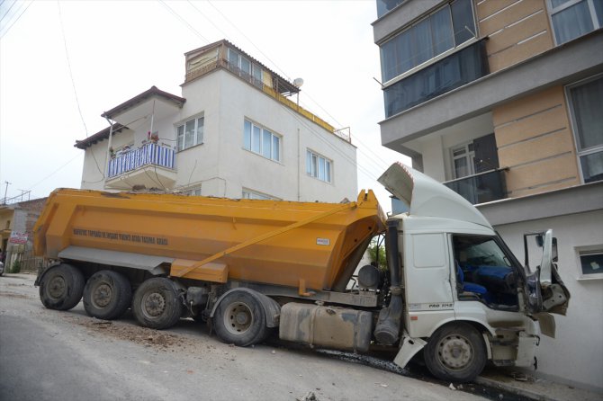 Eskişehir'de hafriyat yüklü kamyon park halindeki otomobillere çarpıp garaja zarar verdi