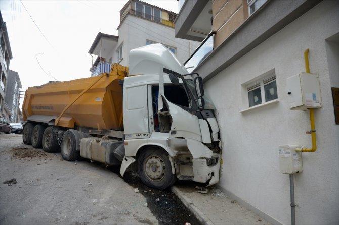 Eskişehir'de hafriyat yüklü kamyon park halindeki otomobillere çarpıp garaja zarar verdi