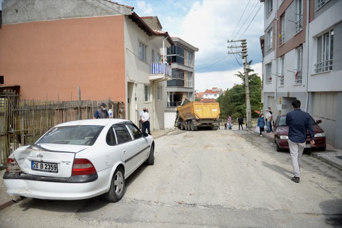 Eskişehir'de hafriyat yüklü kamyon park halindeki otomobillere çarpıp garaja zarar verdi