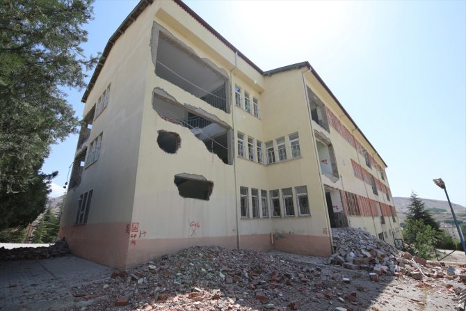 Depremde zarar gören okul binasında güçlendirme çalışması
