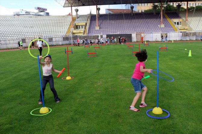 Kocaeli'de "mesafe engeli" tanımayan anneler stadyumda spor yaptı