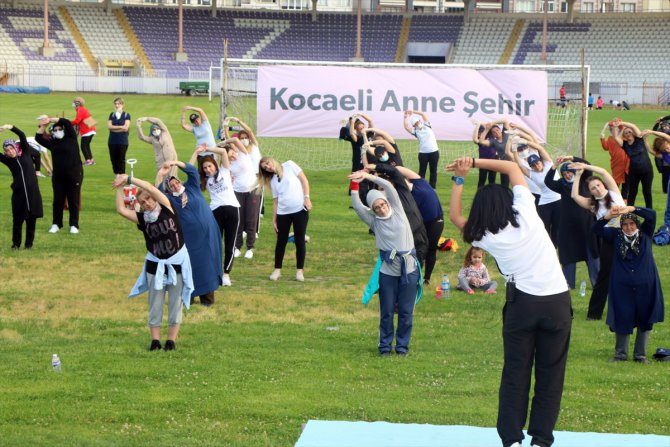 Kocaeli'de "mesafe engeli" tanımayan anneler stadyumda spor yaptı