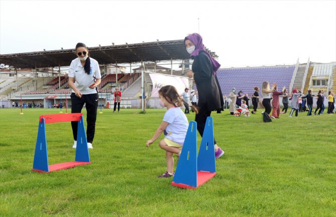 Kocaeli'de "mesafe engeli" tanımayan anneler stadyumda spor yaptı