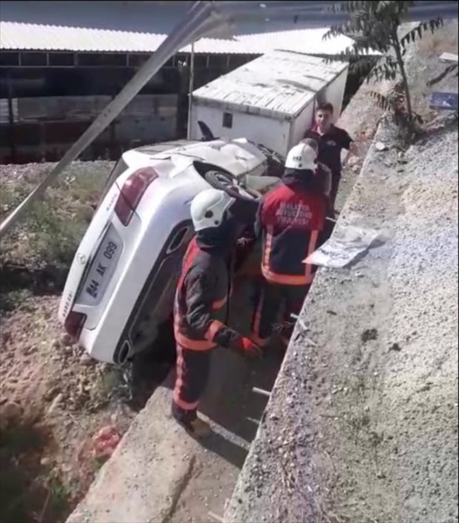 Malatya'da otomobil devrildi: 1'i ağır 3 yaralı