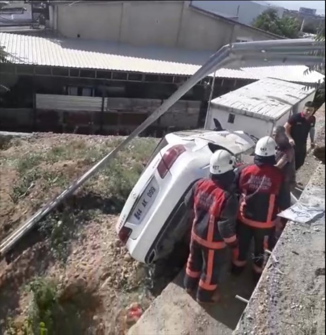 Malatya'da otomobil devrildi: 1'i ağır 3 yaralı