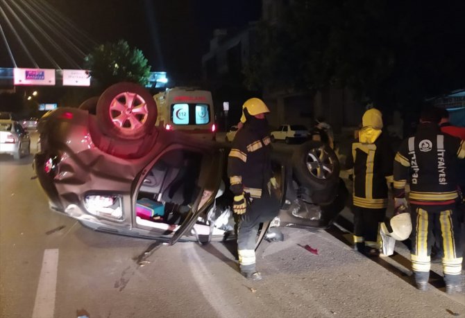 Beton bariyere çarpan otomobil takla attı: 2 yaralı