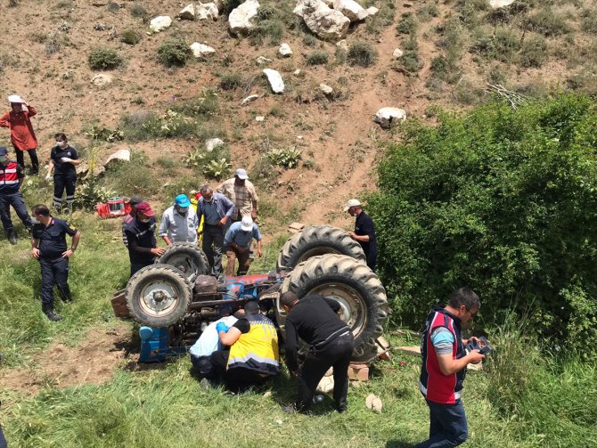 Burdur'da devrilen traktörün altında kalan kişi öldü