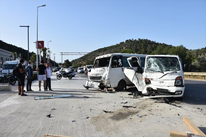 Muğla'da işçileri taşıyan minibüsle kamyonet çarpıştı: 8 yaralı