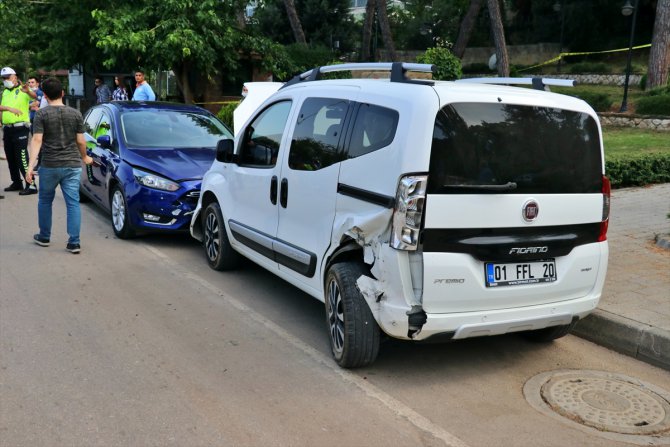 Adana'da park halindeki iki araca çarpan otomobil takla attı: 2 yaralı