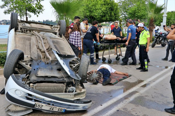 Adana'da park halindeki iki araca çarpan otomobil takla attı: 2 yaralı