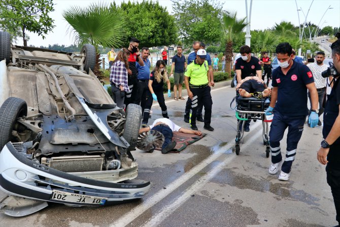 Adana'da park halindeki iki araca çarpan otomobil takla attı: 2 yaralı