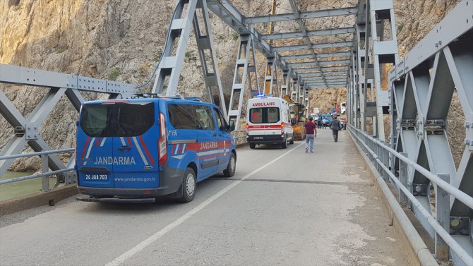 Erzincan'da 5 kişinin öldüğü kazada suya gömülen kamyonet Karasu Nehri'nden çıkarıldı