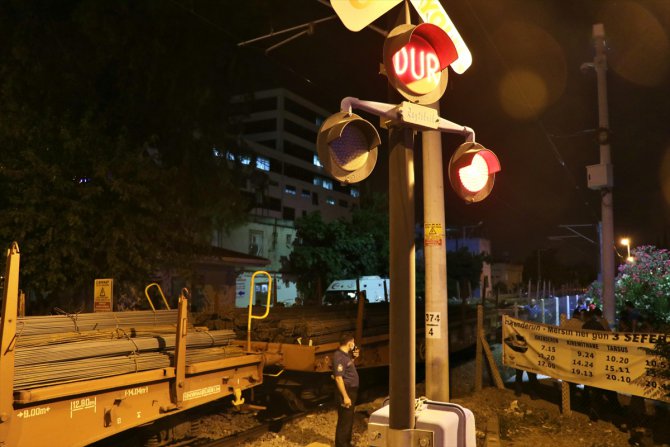 Hemzemin geçitte yük treni çarpan kişi öldü