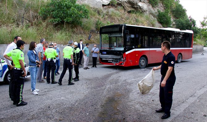 Samsun'da otobüs ile çarpışan otomobilin sürücüsü hayatını kaybetti